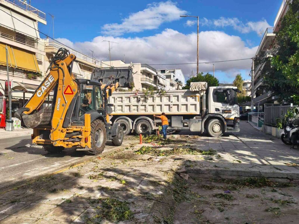 Βαρέα οχήματα και μηχανήματα του Δήμου στη διαδικασία περισυλλογής και απομάκρυνσης των φερτών υλικών από τις γειτονιές.