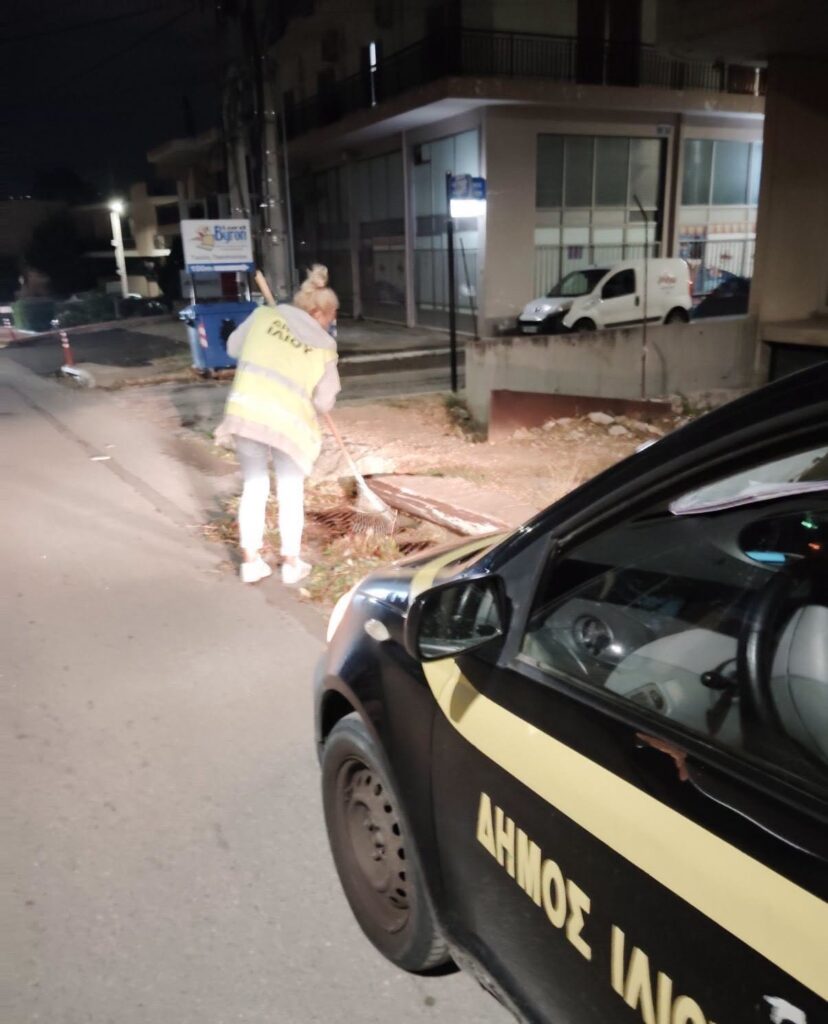 Οι υπηρεσίες Καθαριότητας επιχειρούν μέσα στη νύχτα, καθαρίζοντας δρόμους και φρεάτια μετά τα έντονα καιρικά φαινόμενα.