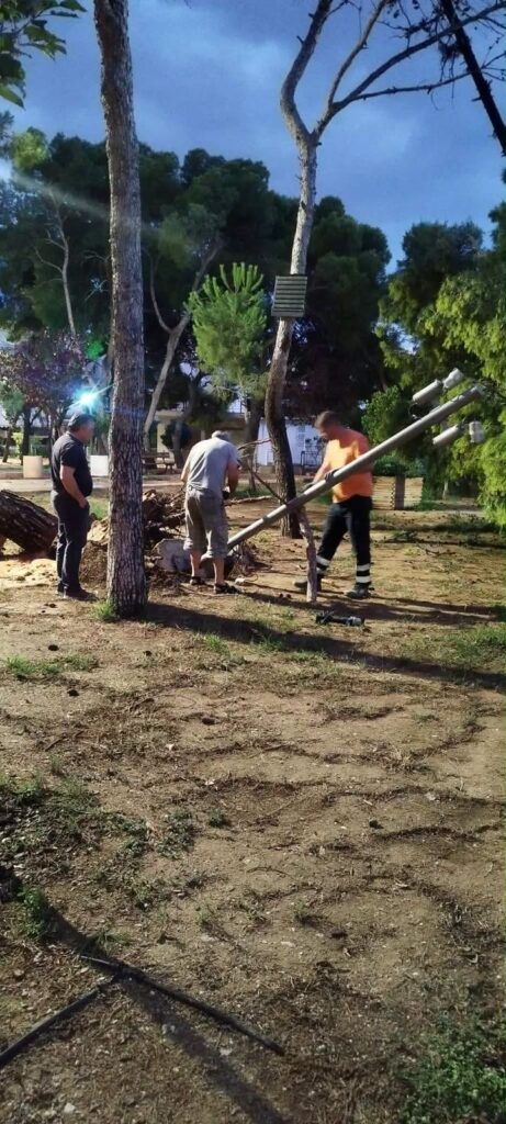 Συνεργεία Πρασίνου και Τεχνικής Υπηρεσίας αποκαθιστούν ζημιές σε χώρο πρασίνου, μετά τις ισχυρές ριπές ανέμου.